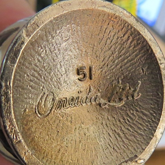 Oneida Ltd Vintage Silver Plate Salt And Pepper Shakers 2.75 Inch - Picture 3 of 3